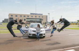 水原自動車学校　教習車を前にみんなでジャンプ