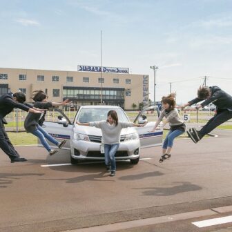 水原自動車学校　教習車を前にみんなでジャンプ